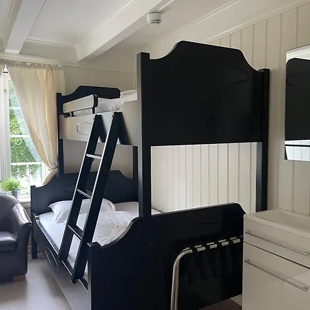 לינה וארוחת בוקר Hotel Jondal 3*